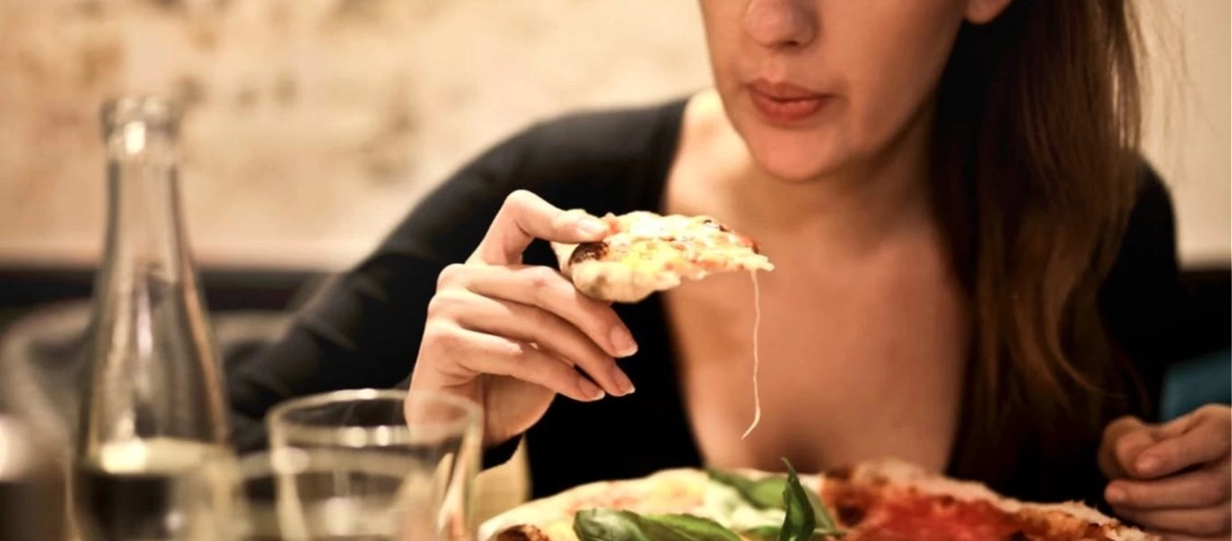Αυτός είναι ο λόγος που δεν θα πρέπει να τρώτε ποτέ μόνοι σας